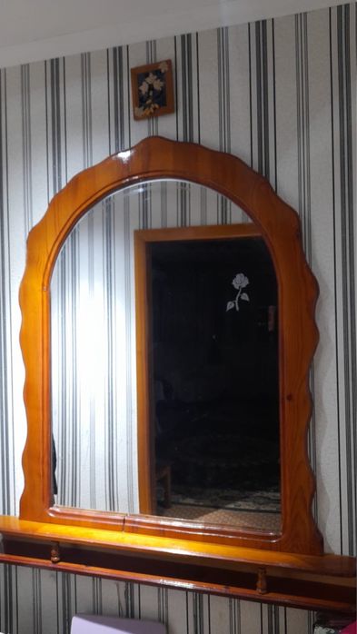 Продам зеркало с деревянной рамкой
