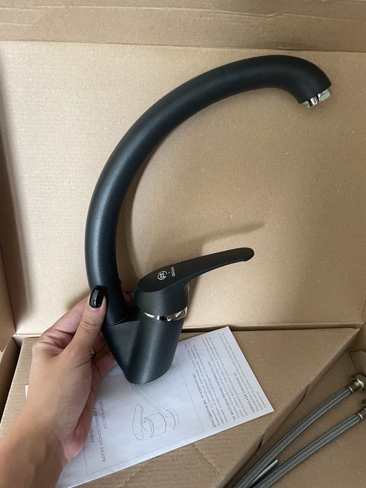 Нов смесител за кухня в черен мат