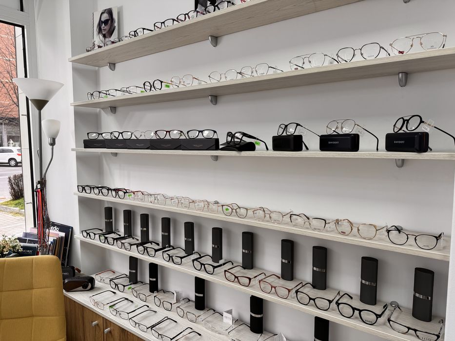 Mobilier optica medicala aproape nou ,impecabil