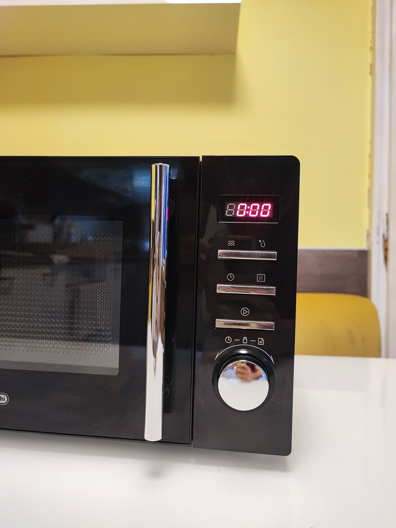 Микровълнова DeLonghi 20L нова