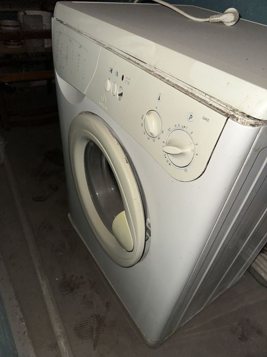 Кир ювиш машинаси. Ремонт талаб. Индезит