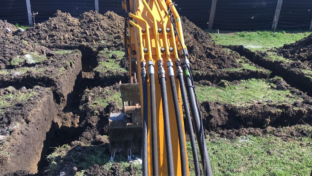 Inchiriez miniexcavator picon canalizari fose fundatii demolari