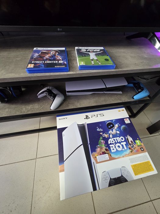 PlayStation 5 slim с два контролера и игра