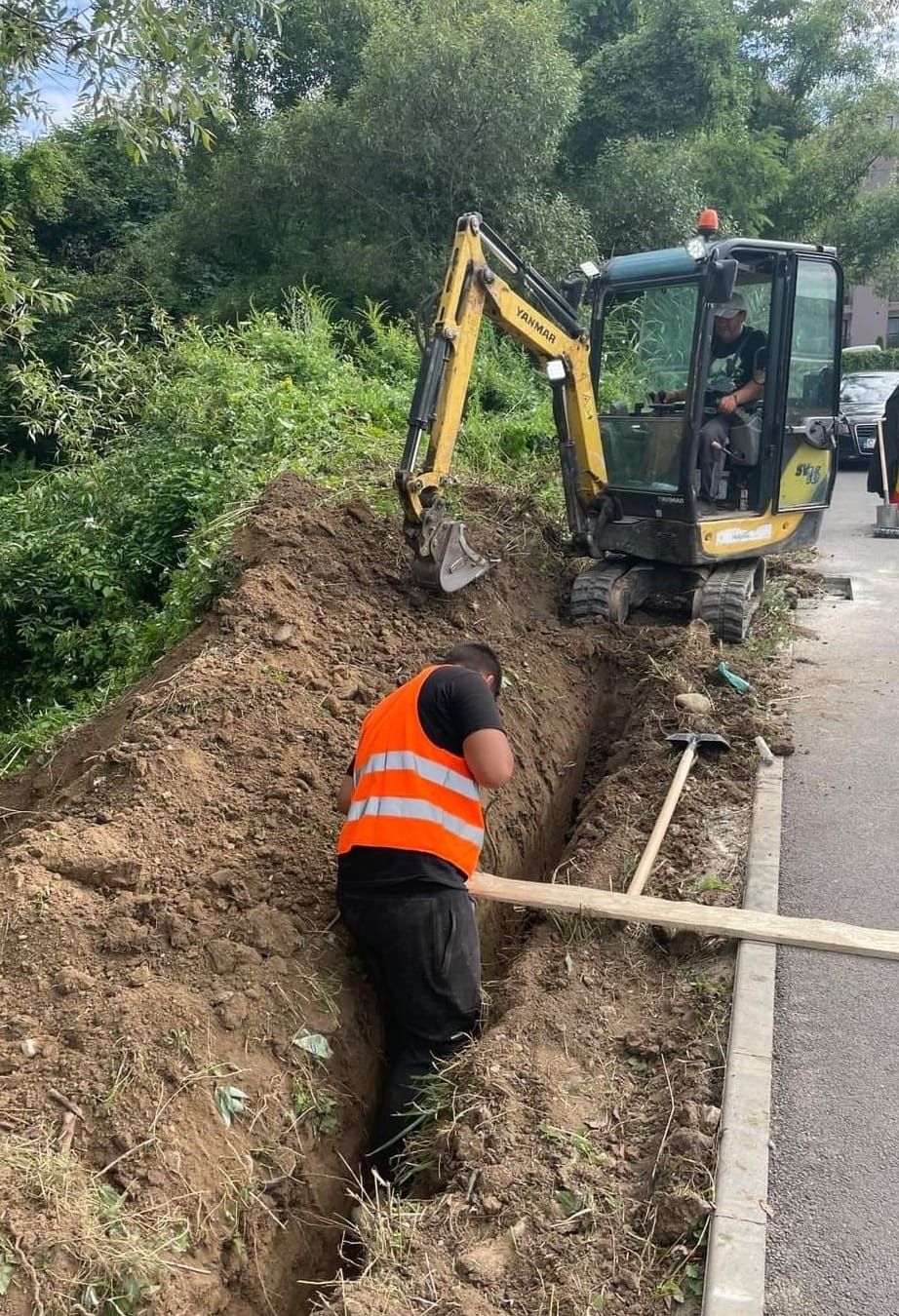 Excavator  excavează  săpături casă, fundați, gard ,calalizare . apă