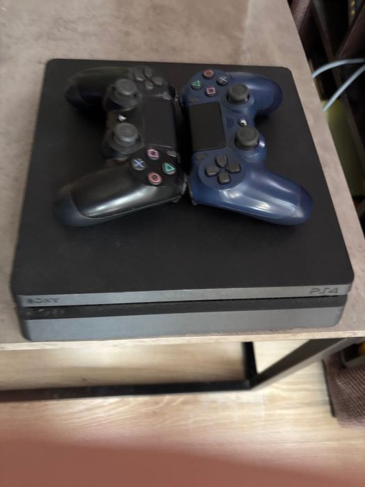 PlayStation 4 с 6 игри и 2 джойстика