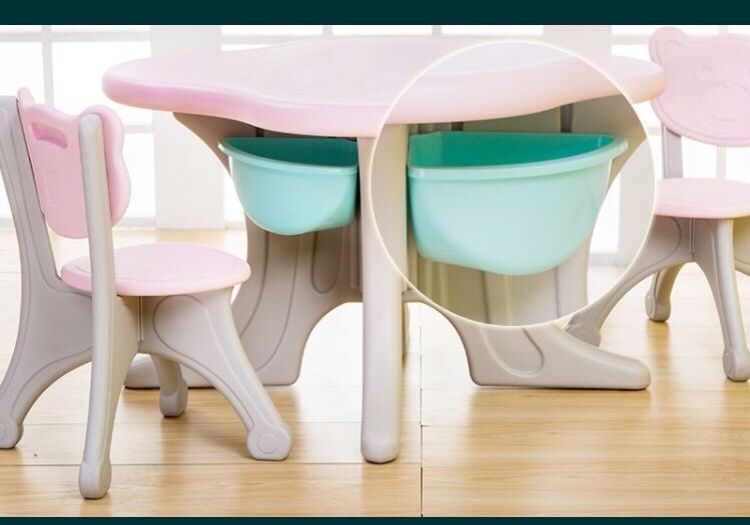 Пластиковые столик + 4 стула