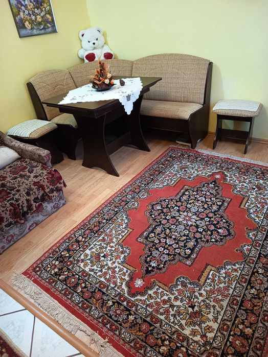 Colțar cu masă și 2 scaune tip taburet