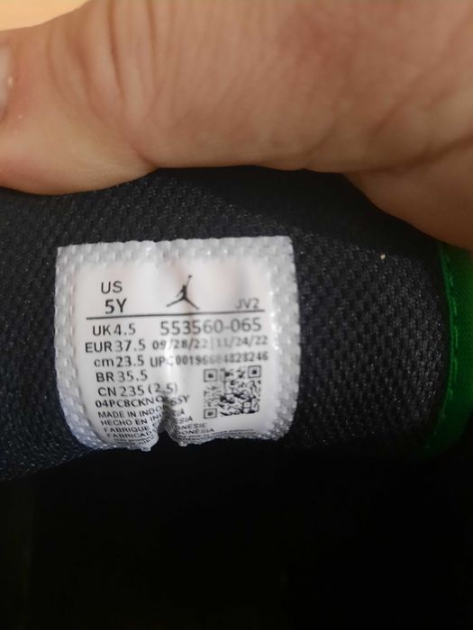 Adidasi Nike stare bunal