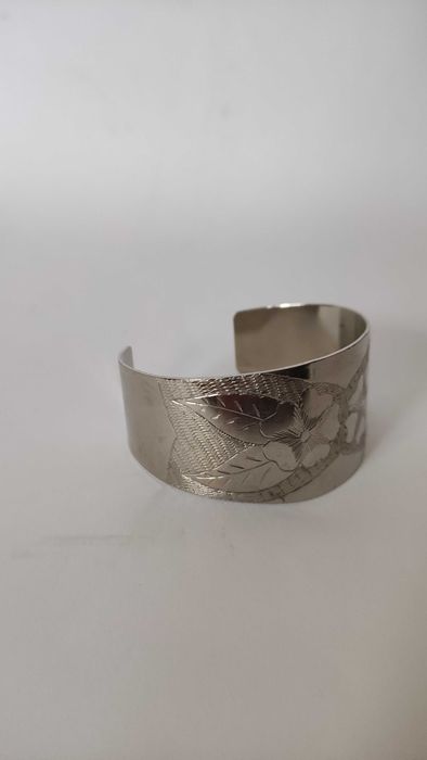 Широка гравирана гривна от сребрист метал