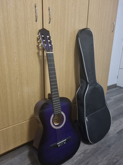 Vind chitara perfect funcțională