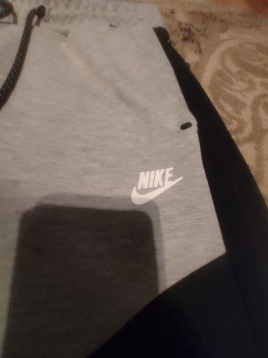 Pantaloni Nike tech