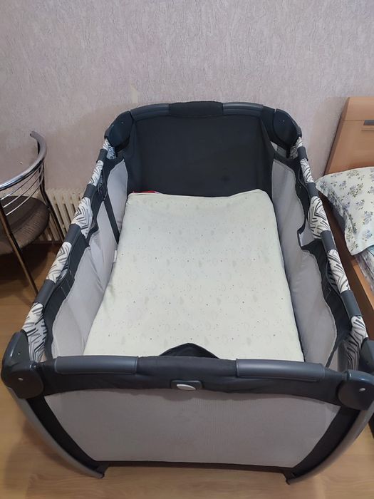 Манеж Joie.  Жаңа туған балада  3,4 жасқа дейін жатқызуға болады