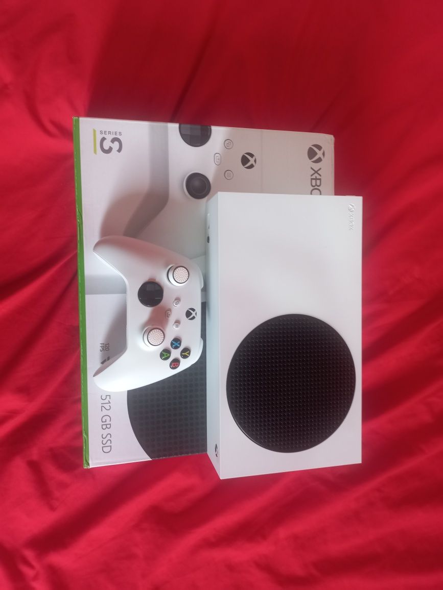 X-Box Series S в идеальном состоянии