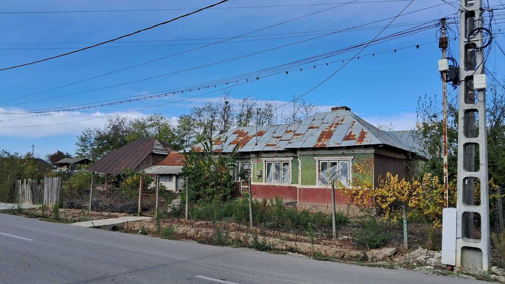 Vând casă ușor locuibilă