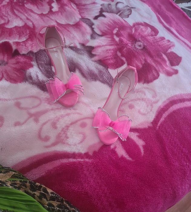 Sandale roz cu fundiță