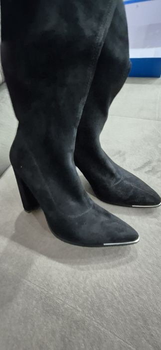 Черни велурени ботуши на ток