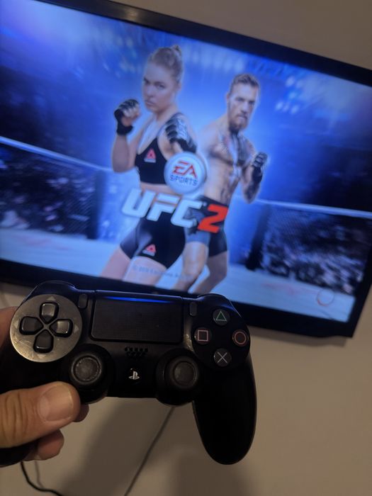 Playstation 4  cu o maneta si 2 jocuri