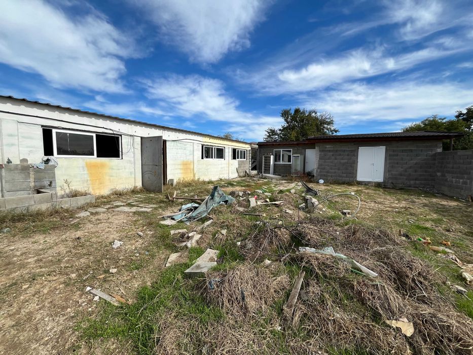 Продава се работеща ферма с мандра и сондаж – с. Черганово, Казанлък