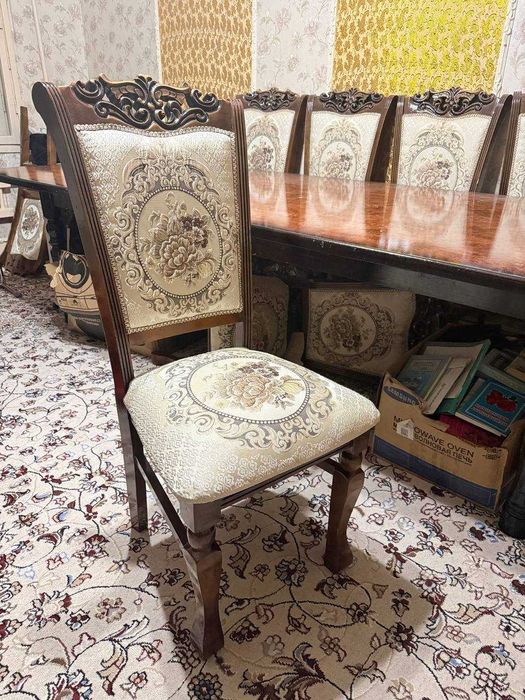 Стол и стул гостинной