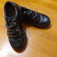 Vând pantofi piele neagră cu arici, mărime 32