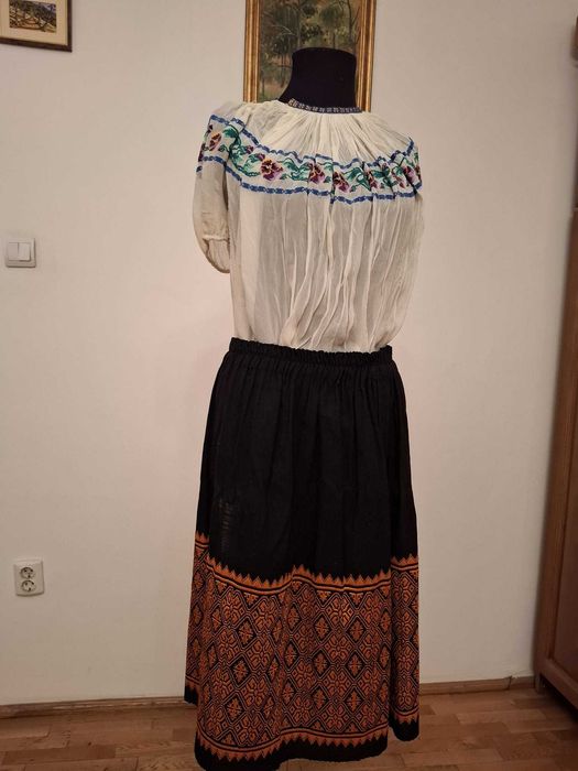 Costum traditional negru-portocaliu - Oltenia