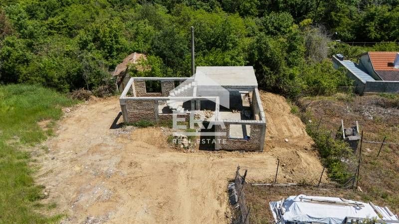 Самостоятелна къща в строеж, с морска панорама, в м-т "Боровец-Юг", гр