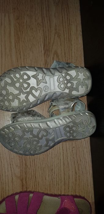 Sandale pentru  fete  marimea  29 si 30 ,30lei bucata