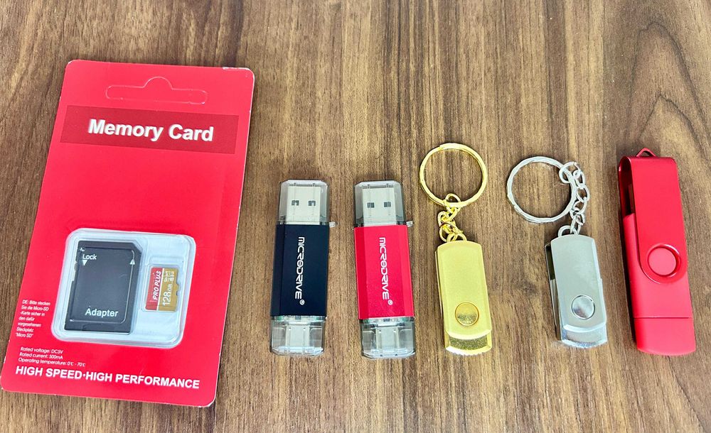 Vand stick memorie 128 gb, nou, si card microsd 128 gb