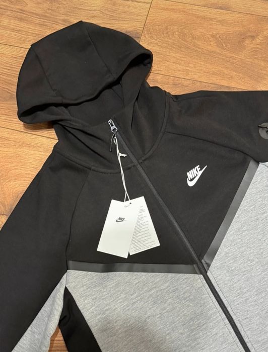 Nike Tech Fleece Black & Grey – Mărimea S, nou cu etichetă