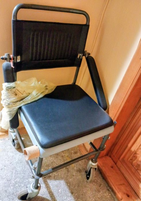 Vând scaun tip toaleta