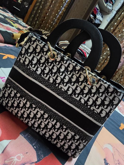 Geanta de mana deosebita