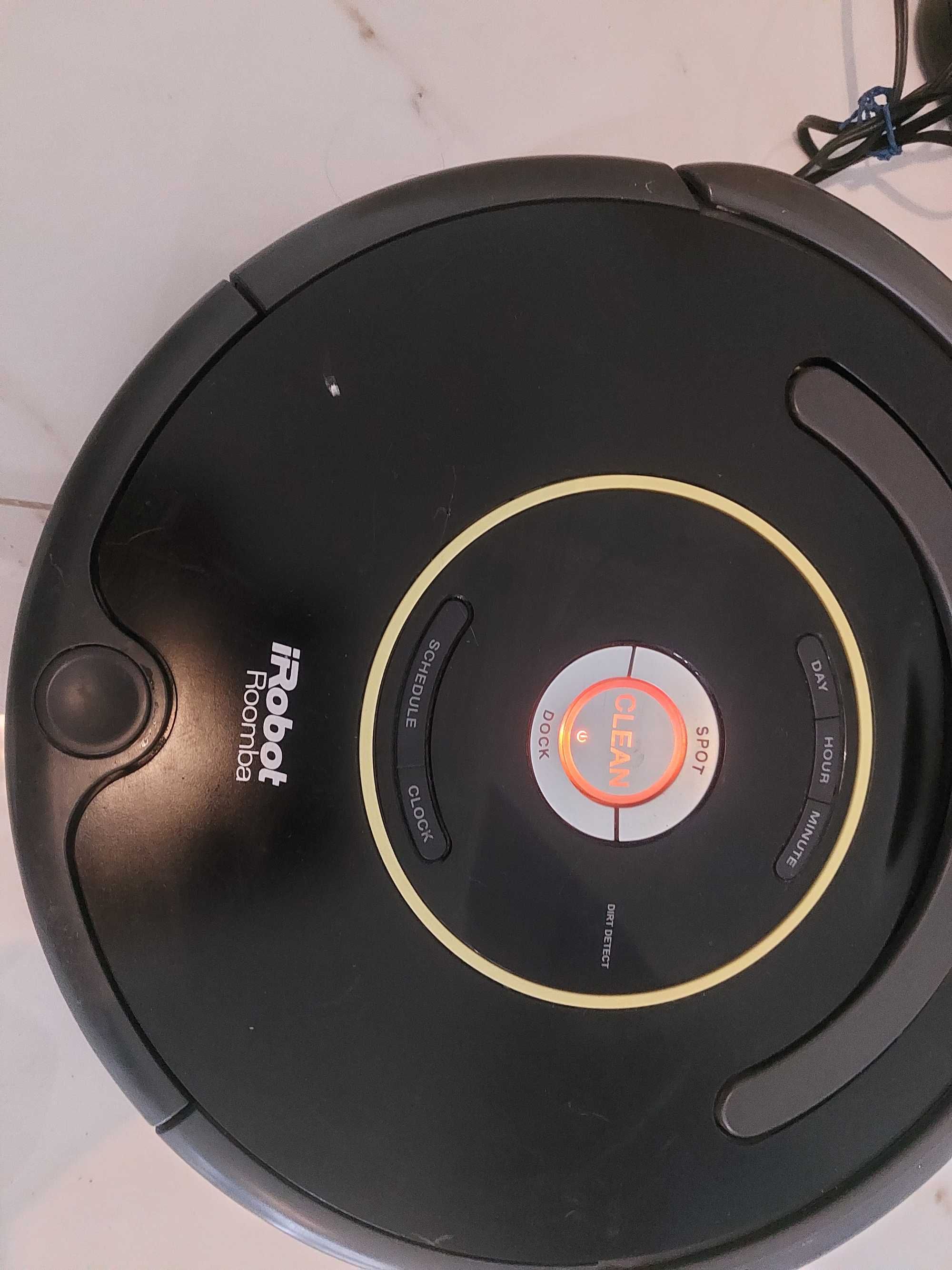 Robot autonom aspirator curatenie  Irobot Roomba 650 Black la cutie!