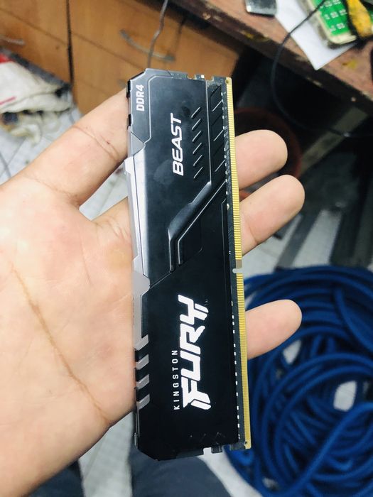 ddr 4 16 gb ozm yangi olganman 1 oy iwlagan rgb yonadi