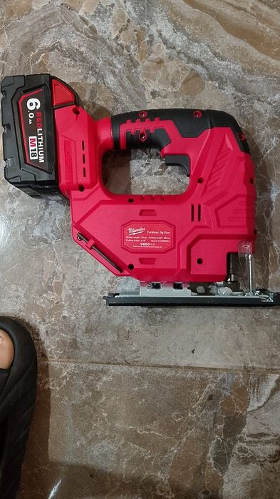 Fierăstrău pendular milwaukee cu baterie de 6A