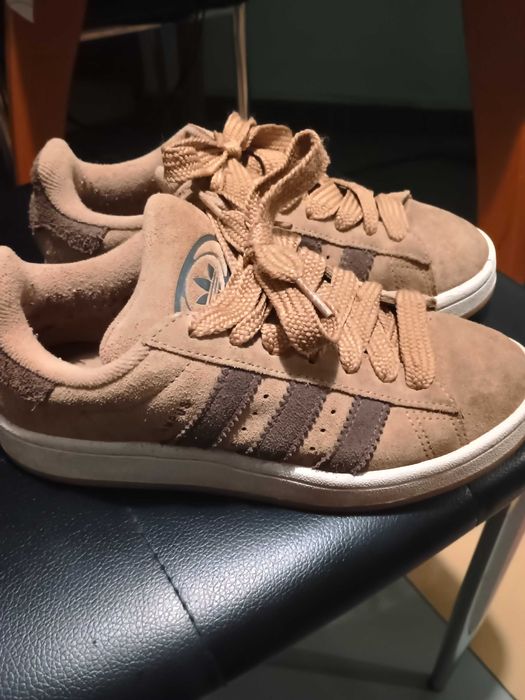 Юношески кецове adidas за момче естествен велур