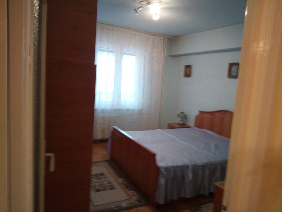 Inchiriez apartament 3 camere mobilat si utilat zona Decebal-Scala