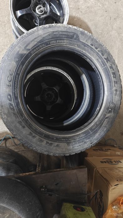 Зимним шины R17  комплект