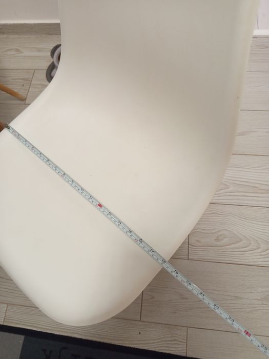 Masă rotundă alba de bucătărie și 4 scaune albe stare buna