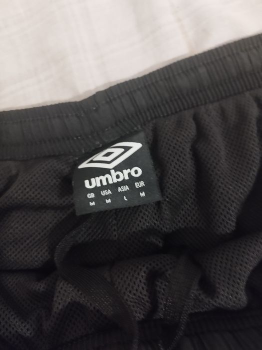 Vând pantaloni umbro