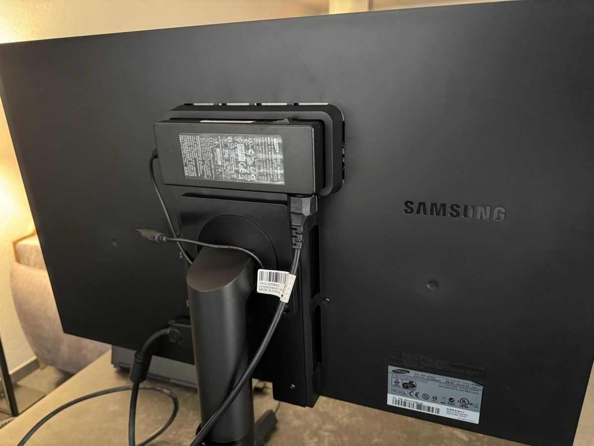 Монитор Samsung 27", с 90-градусово завъртане (Landscape->Portrait)