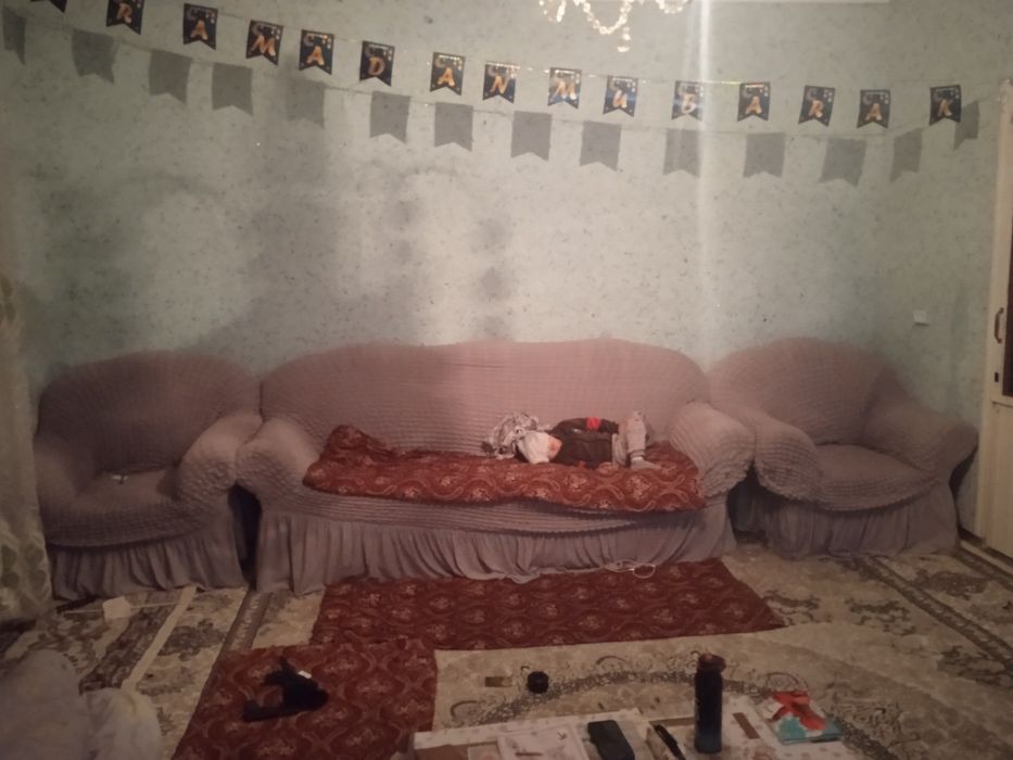 Divan koʻchayotganimiz tufayli zudlik bilan sotiladi .