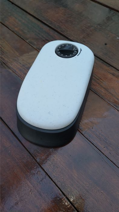 Hrănitor automat pisici și căței