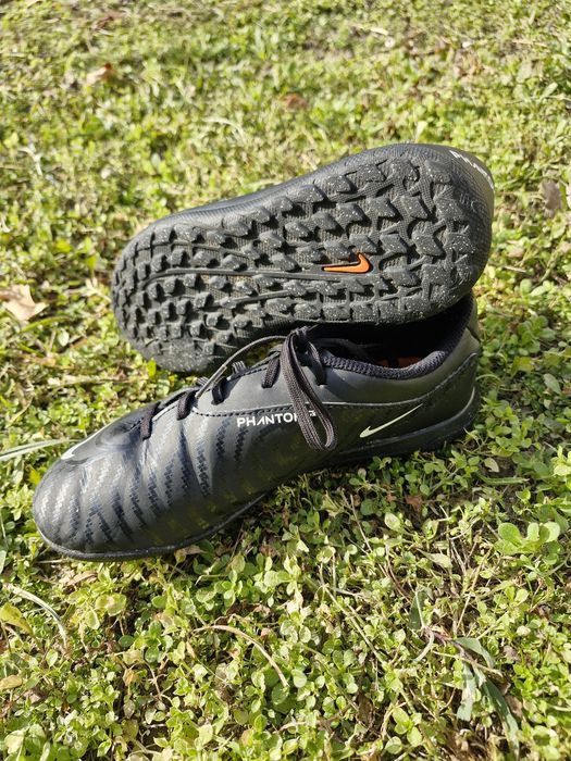 Ghete fotbal Nike Phantom GX

Marimea 36.5

Nu au fost