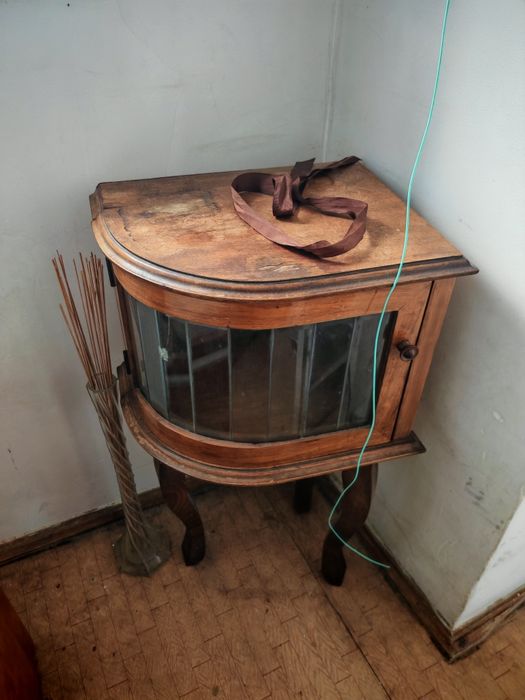 Mobilier vechi în stare bună