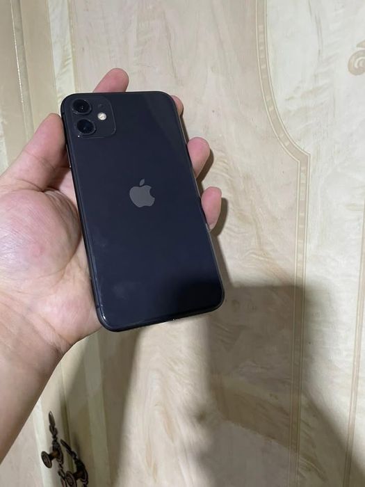 В продаже Айфон 11.