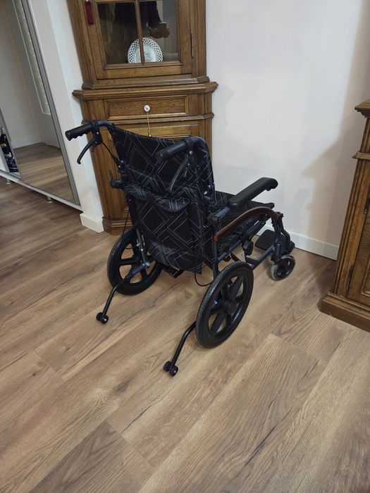 Scaun cu rotile (fotoliu rulant) ultrausor din aluminiu