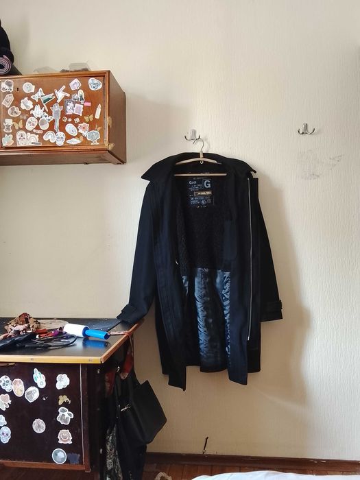 Хорошее теплое мужское пальто большого размера.