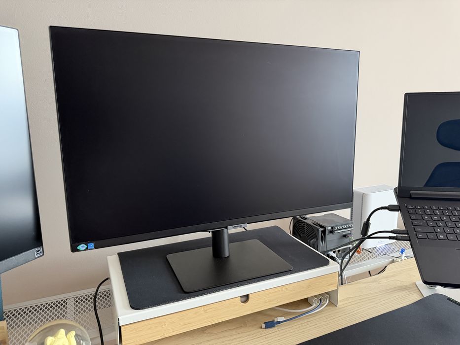 Монитор 4K IPS 27'' Samsung ViewFinityS8 USB-C, LAN, USB3.0 S27B800PXU