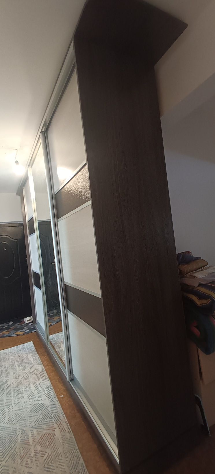 Прихожая. Прихожий шкаф купе с зеркалом