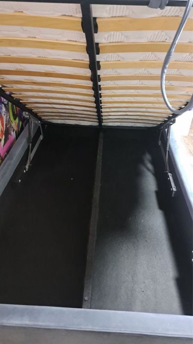 Кровать с матрацем